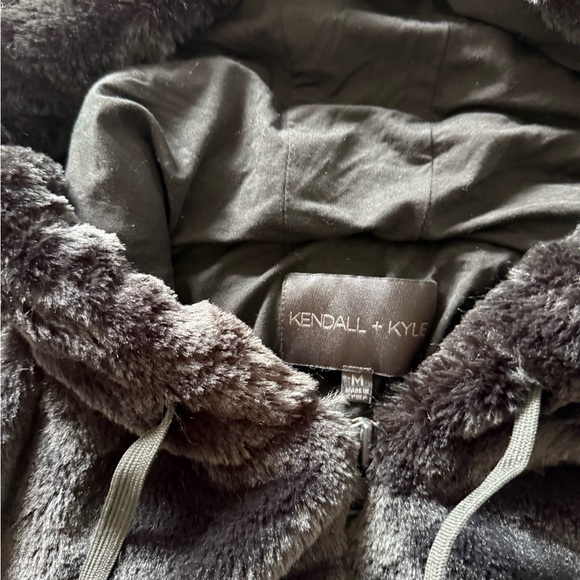 Oversized fur hoodie | Kendall & Kylie - Picture 2 of 3